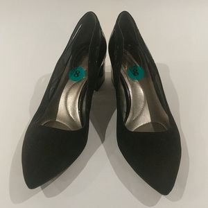 Bandolino black suede pumps w/ patent leather back